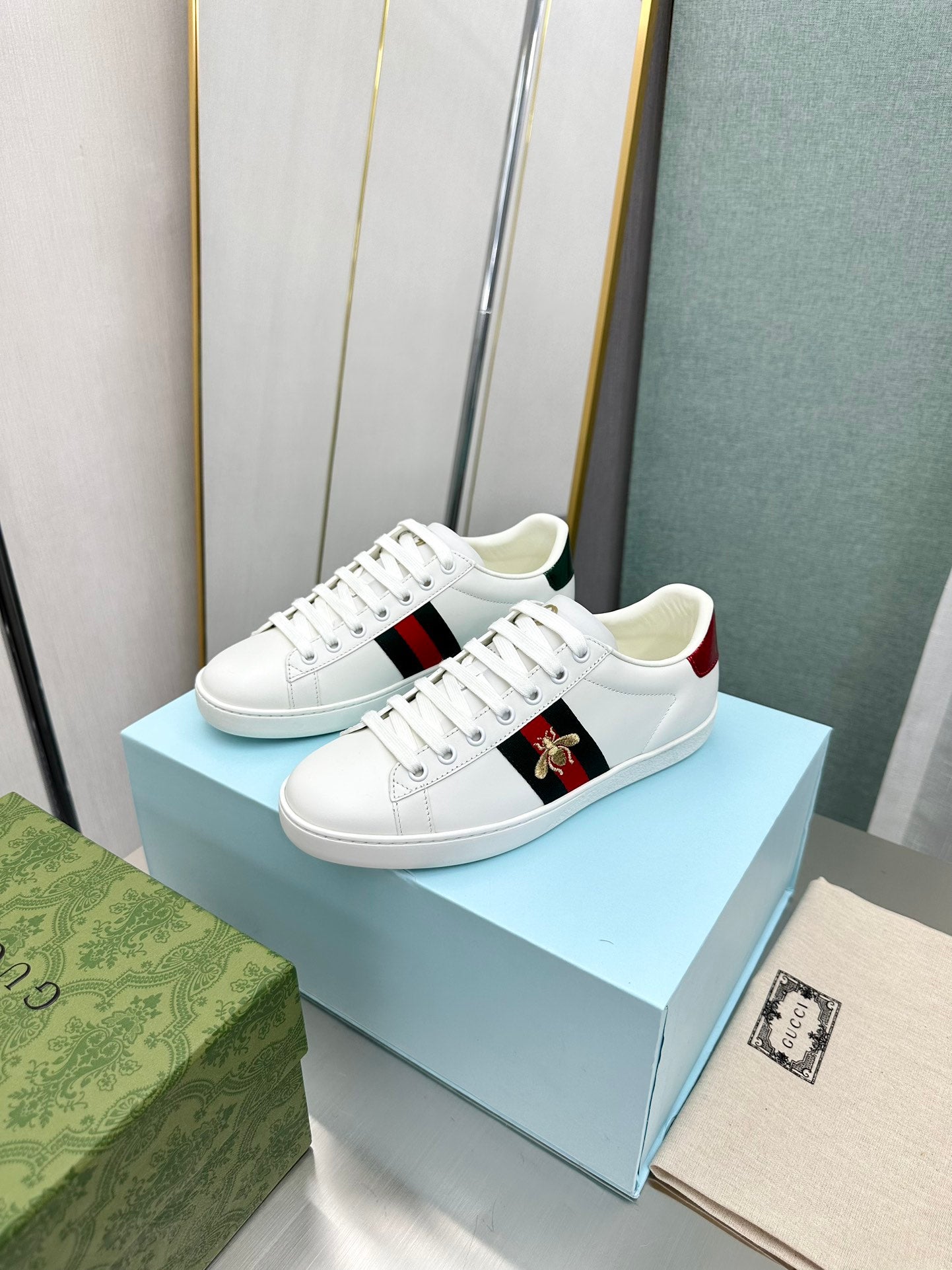 1:1 Gucci bee-themed white sneakers