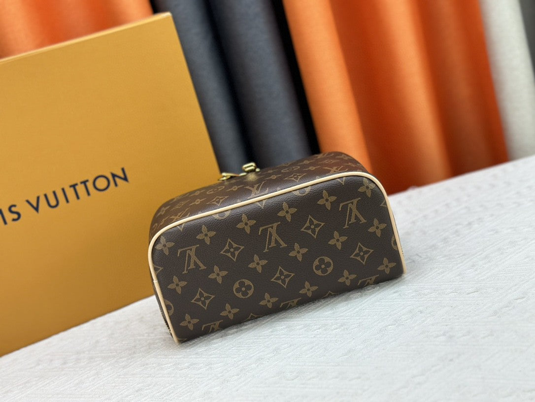 Original quality Louis Vuitton Toiletry Bag