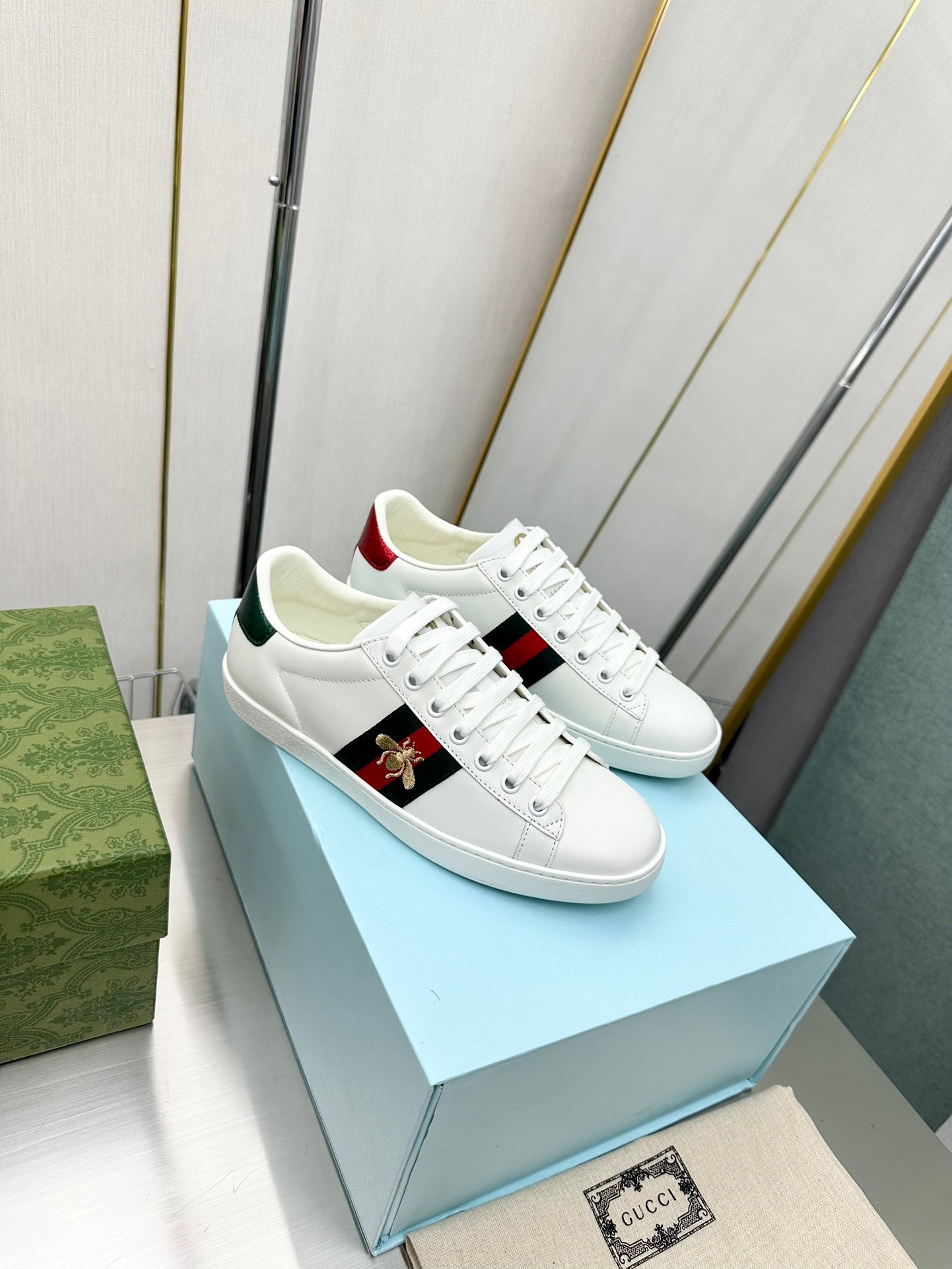 1:1 Gucci bee-themed white sneakers