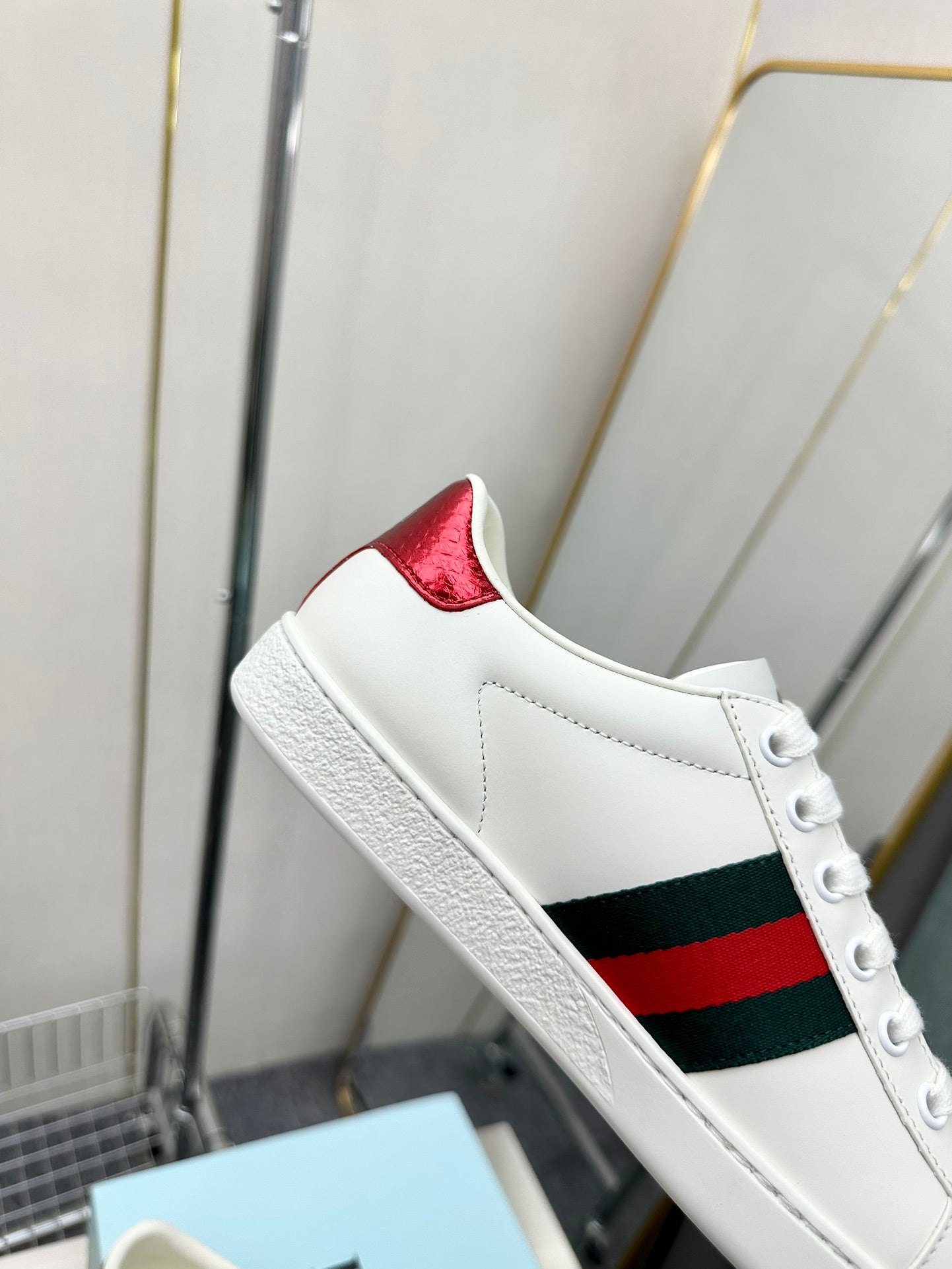 1:1 Gucci bee-themed white sneakers
