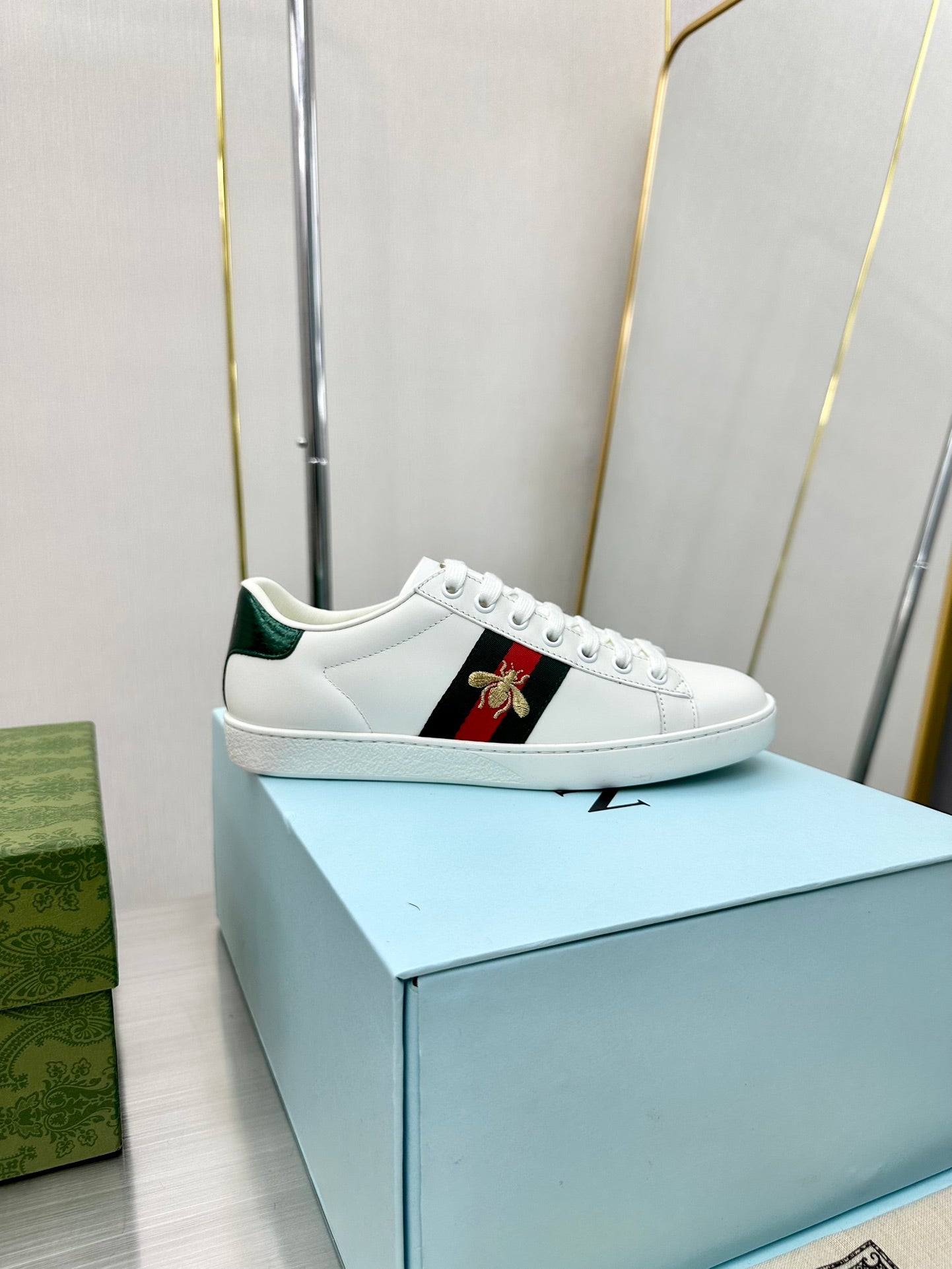 1:1 Gucci bee-themed white sneakers