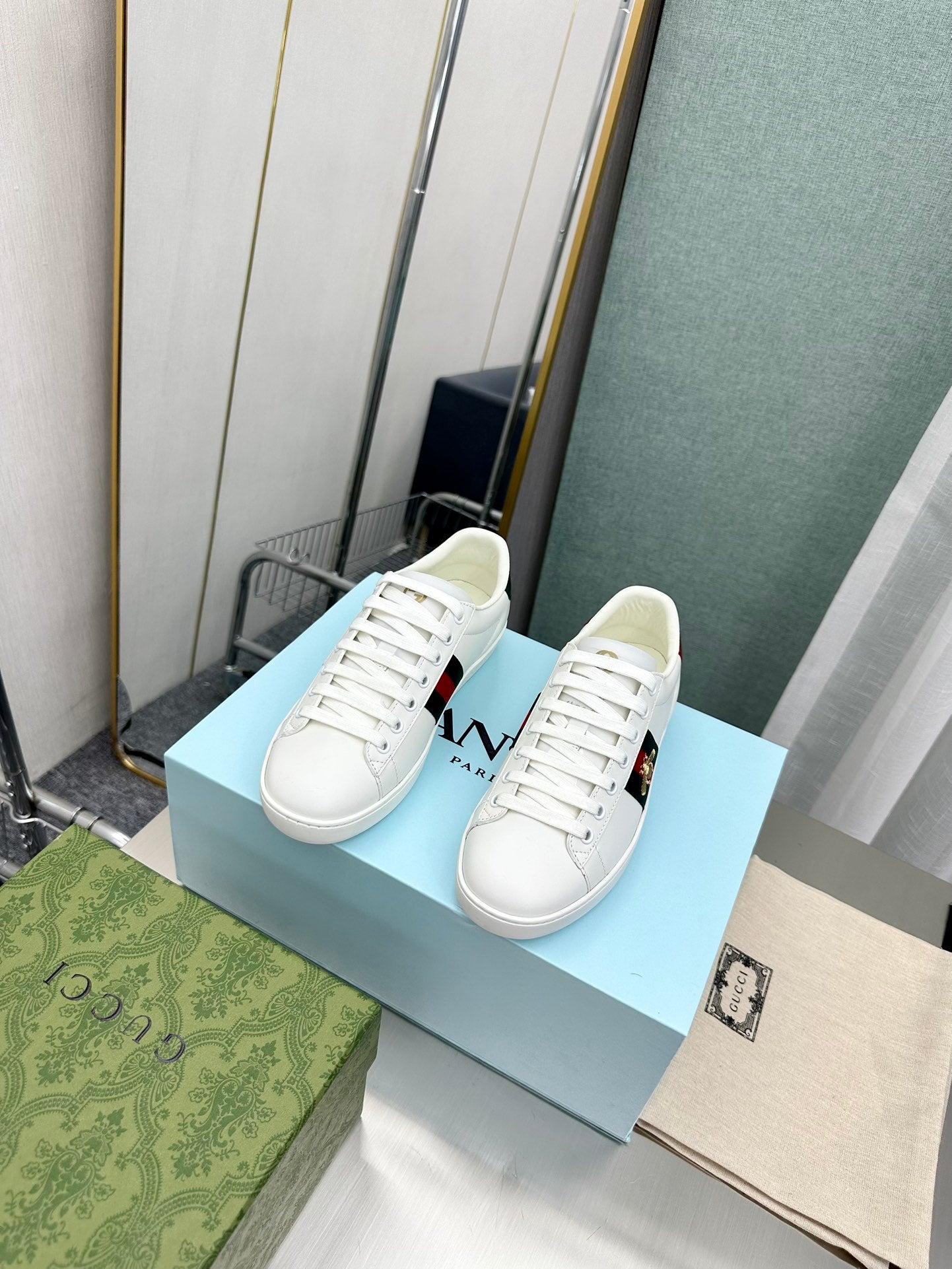 1:1 Gucci bee-themed white sneakers