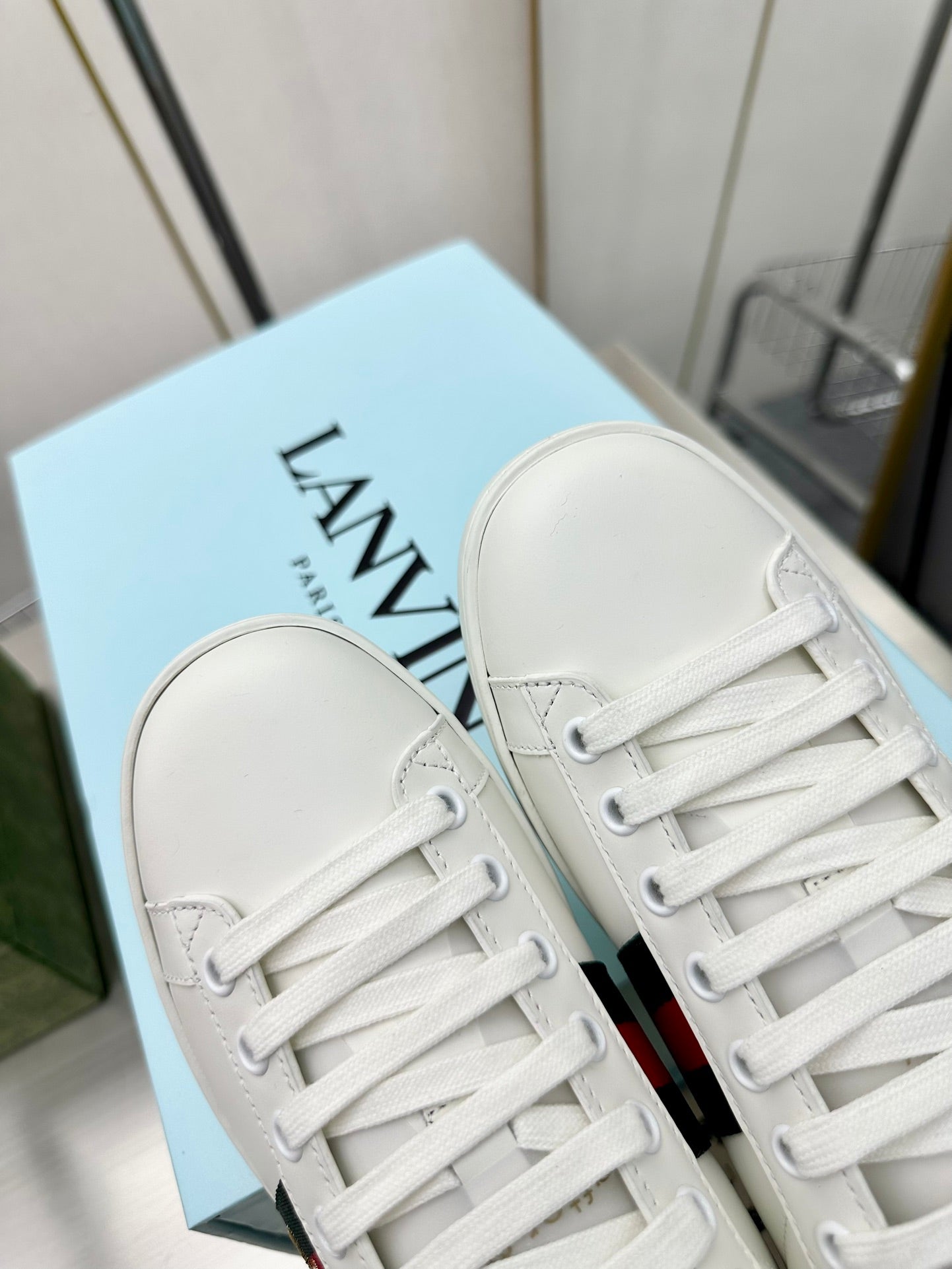1:1 Gucci bee-themed white sneakers
