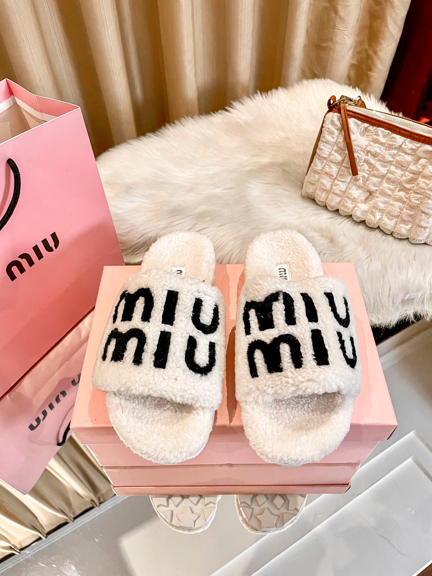 1:1 MiuMiu 2024 Fall/Winter Furry Slippers