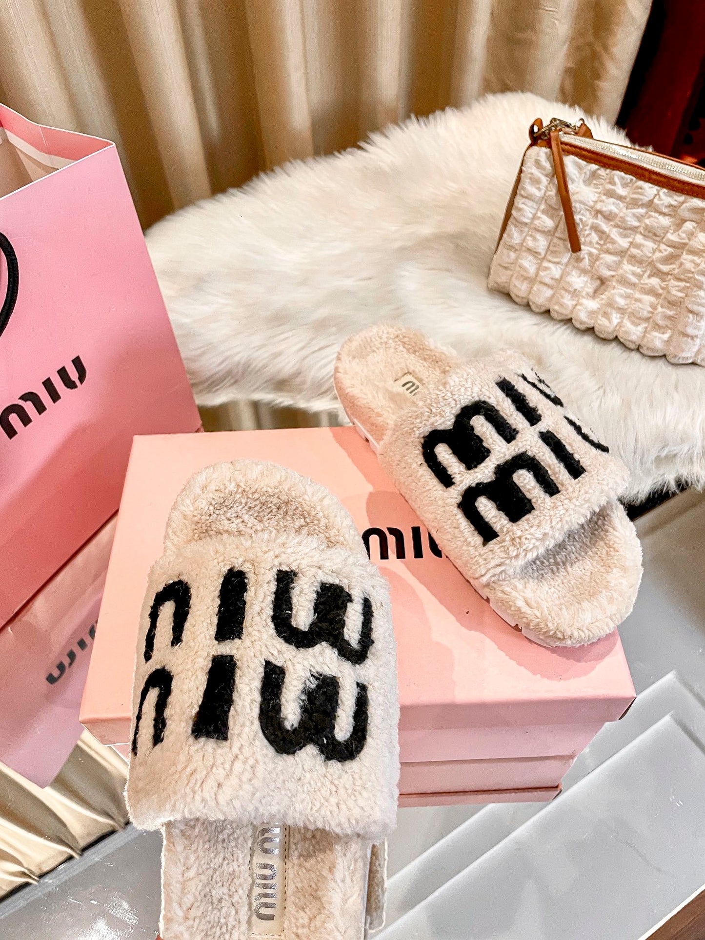 1:1 MiuMiu 2024 Fall/Winter Furry Slippers
