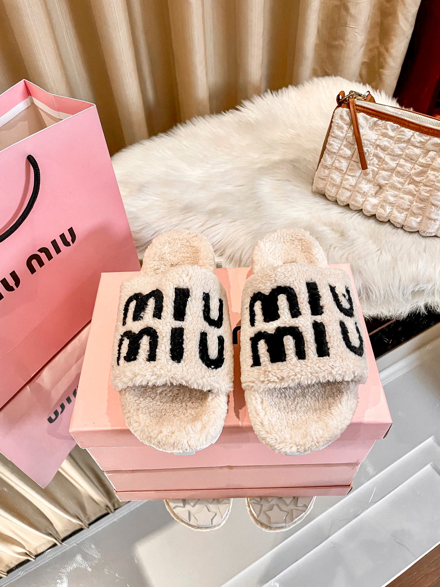 1:1 MiuMiu 2024 Fall/Winter Furry Slippers