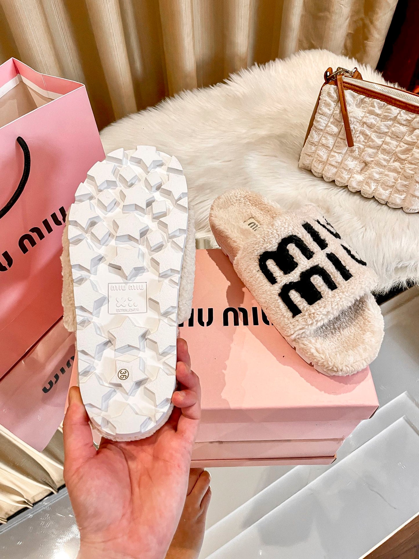 1:1 MiuMiu 2024 Fall/Winter Furry Slippers