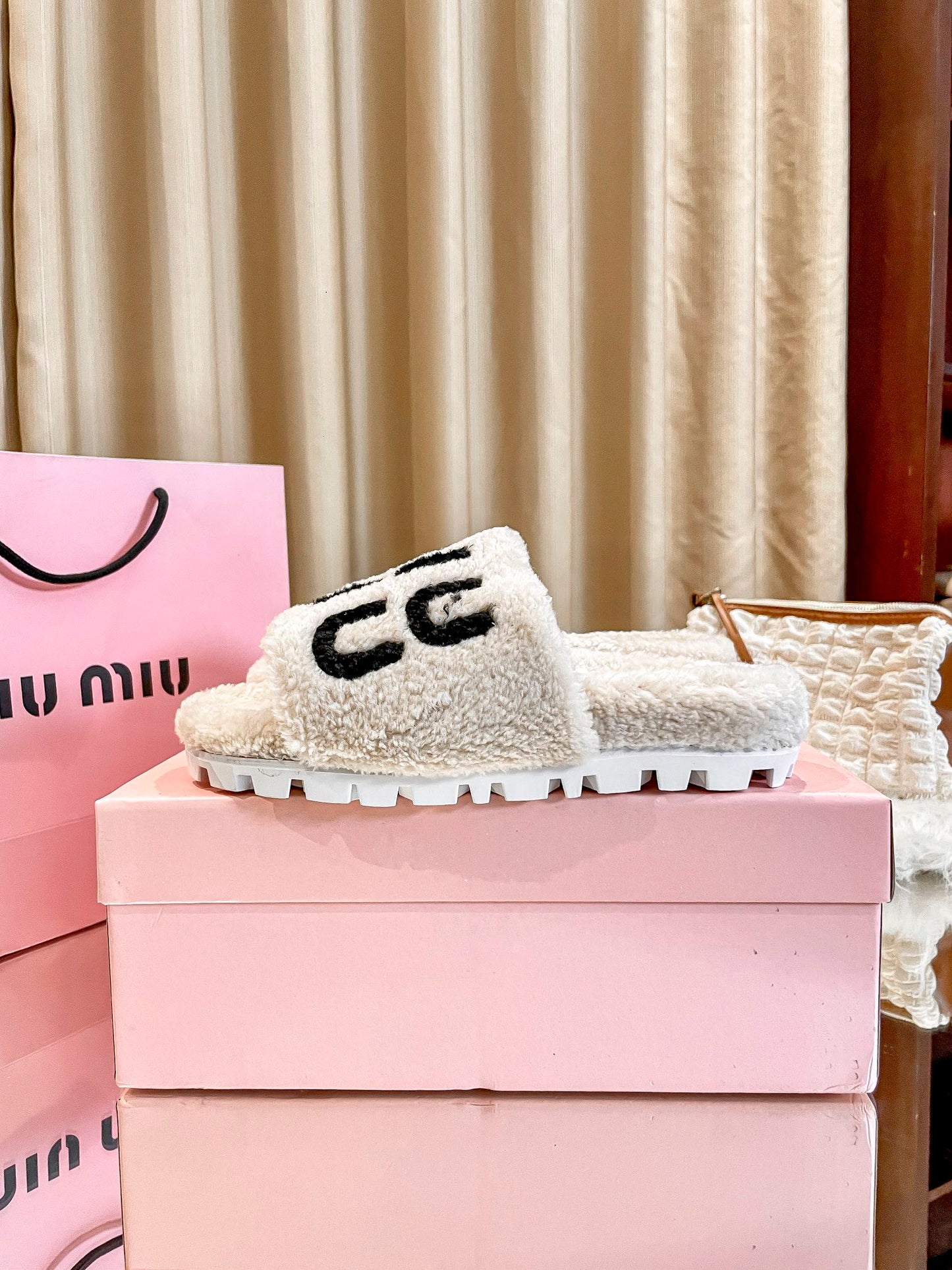 1:1 MiuMiu 2024 Fall/Winter Furry Slippers