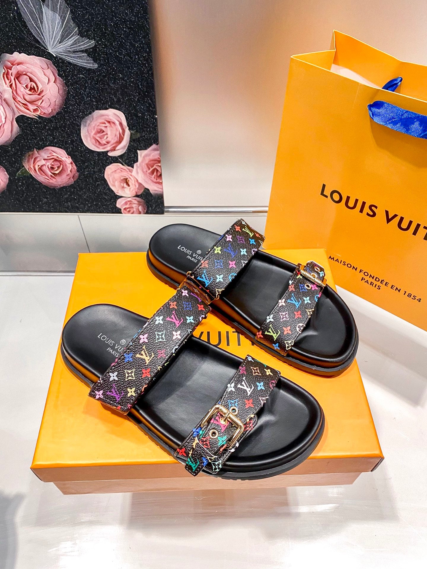 1:1 LV flat sandals