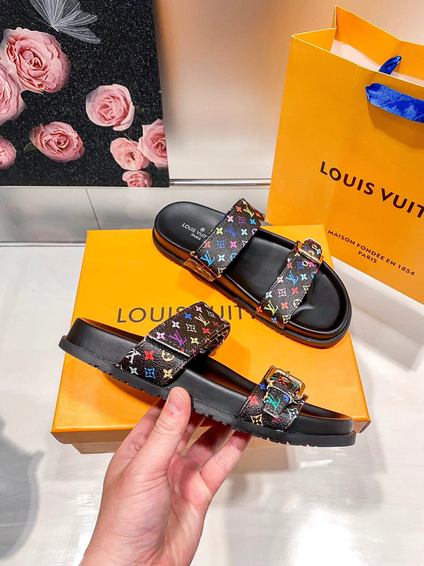 1:1 LV flat sandals