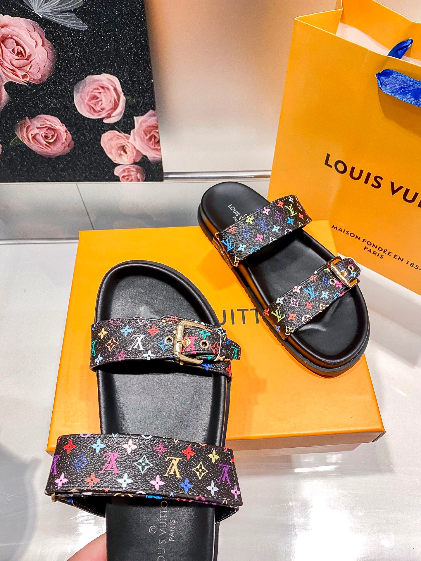 1:1 LV flat sandals