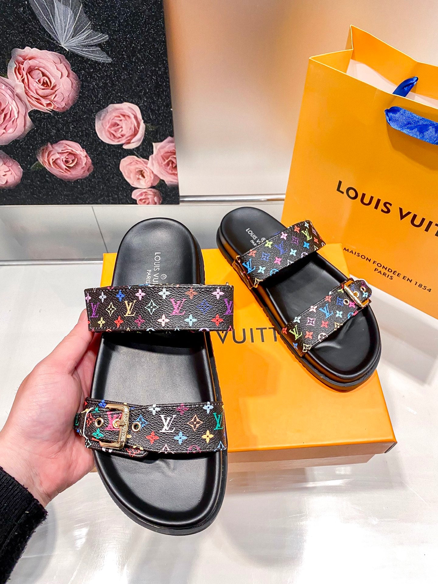 1:1 LV flat sandals