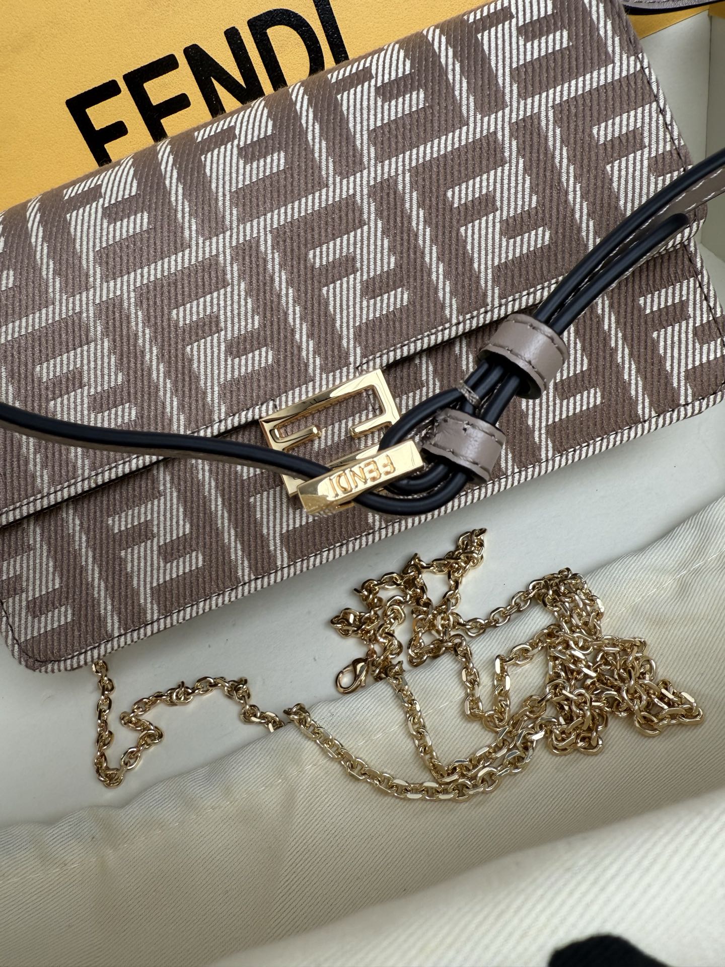 Top-tier Compact Baguette wallet