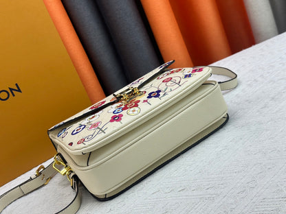 Top quality Beige POCHETTE MÉTIS
