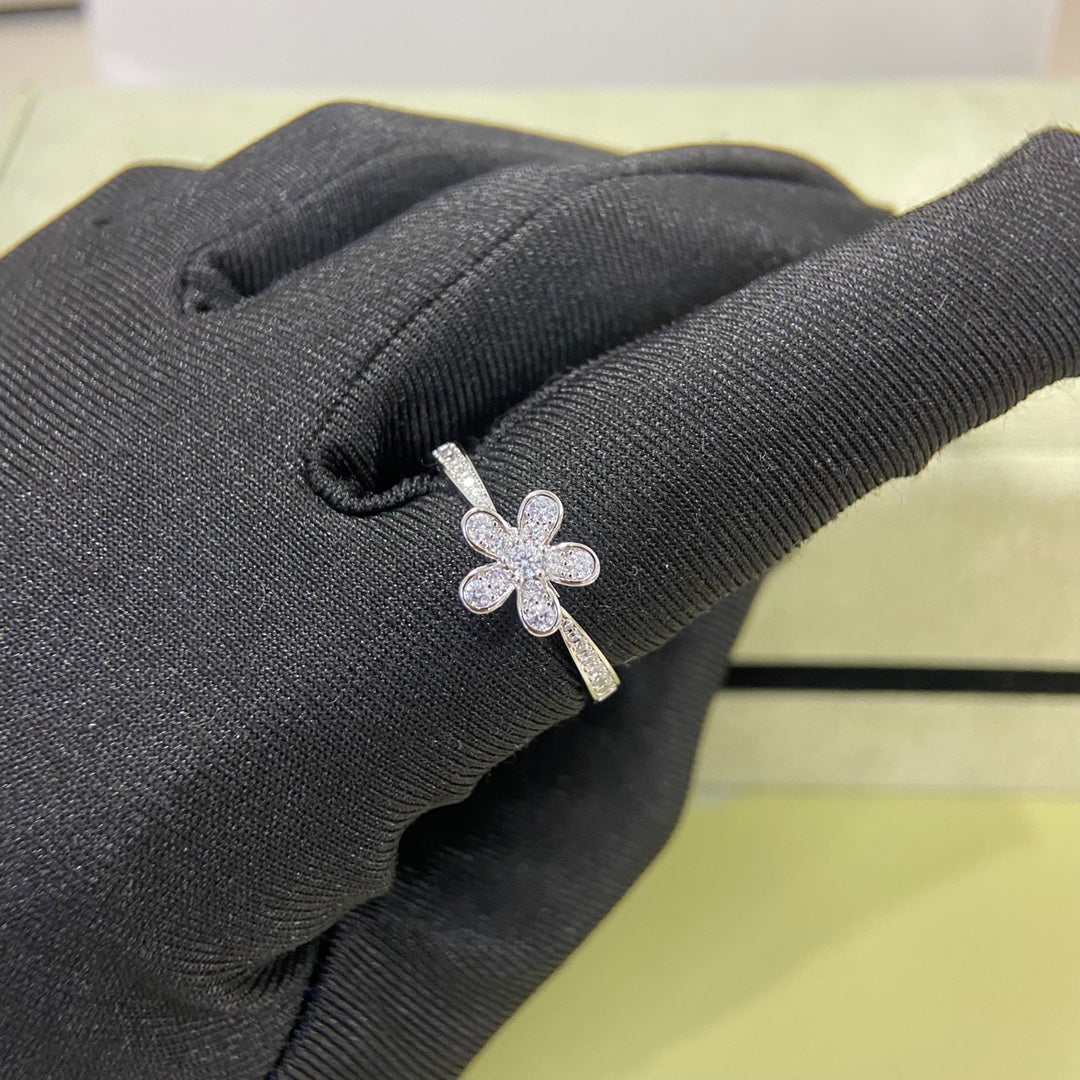 1:1 Van Cleef & Arpels daisy ring