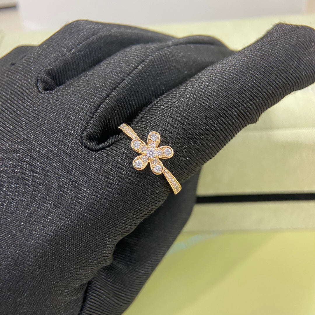 1:1 Van Cleef & Arpels daisy ring